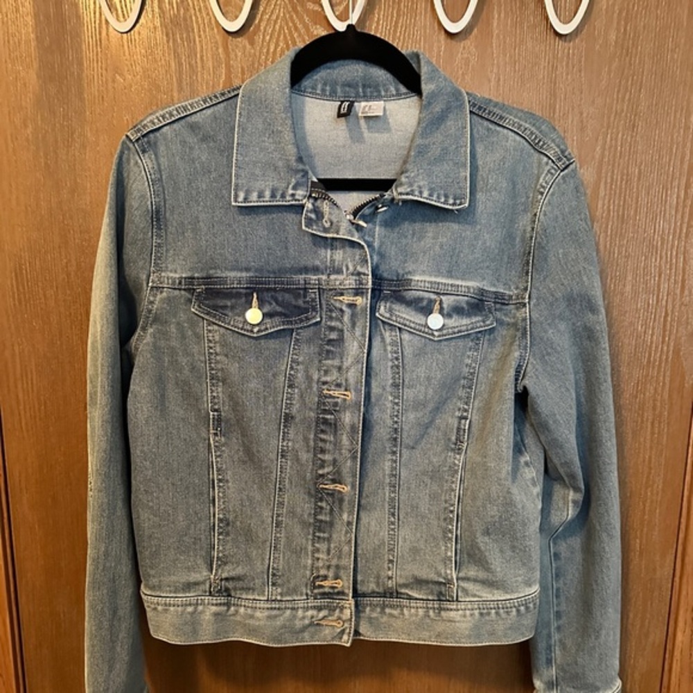 Women’s H&M Cropped Denim Jacket (NWOT; Blue; Large)